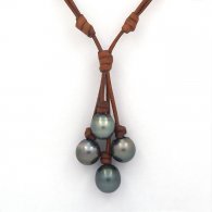 Collana in Cuoio e 4 Perle di Tahiti Semi-Barocche C di 12.6 a 13.7 mm